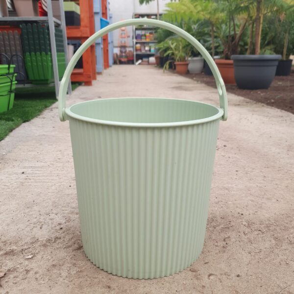 סל פלסטיק מפוספס. משתלה בגדרה