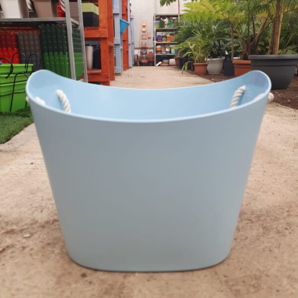 סלסלת פלסטיק עם ידיות חבל. משתלת מרמלשטיין